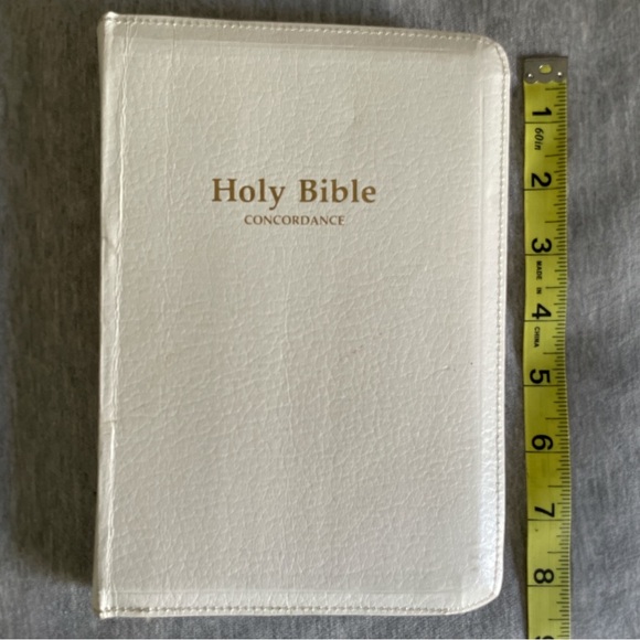 Holy Bible with Concordance in white zipped case Kings James version. - Picture 3 of 16